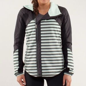 Lululemon Get up and Glow Jacket Size 8 in Mint and Black